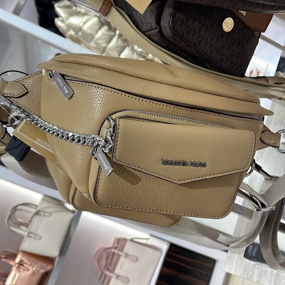MICHAEL KORS
Maisie Large Pebbled Leather 2-in-1 Sling Pack
Camel
NWT - Picture 2 of 16
